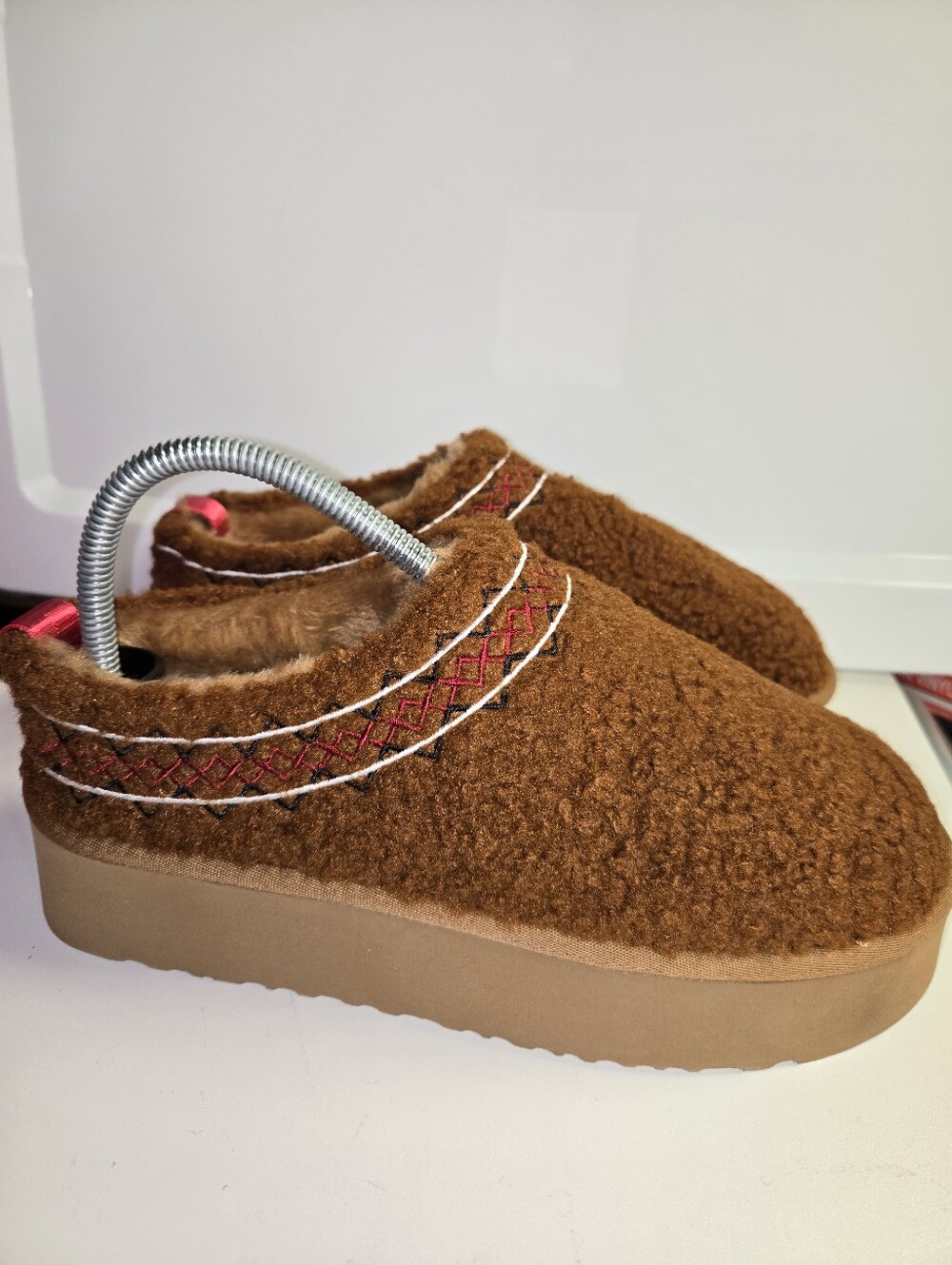 Tazz Platform Sherpa Slippers size 9